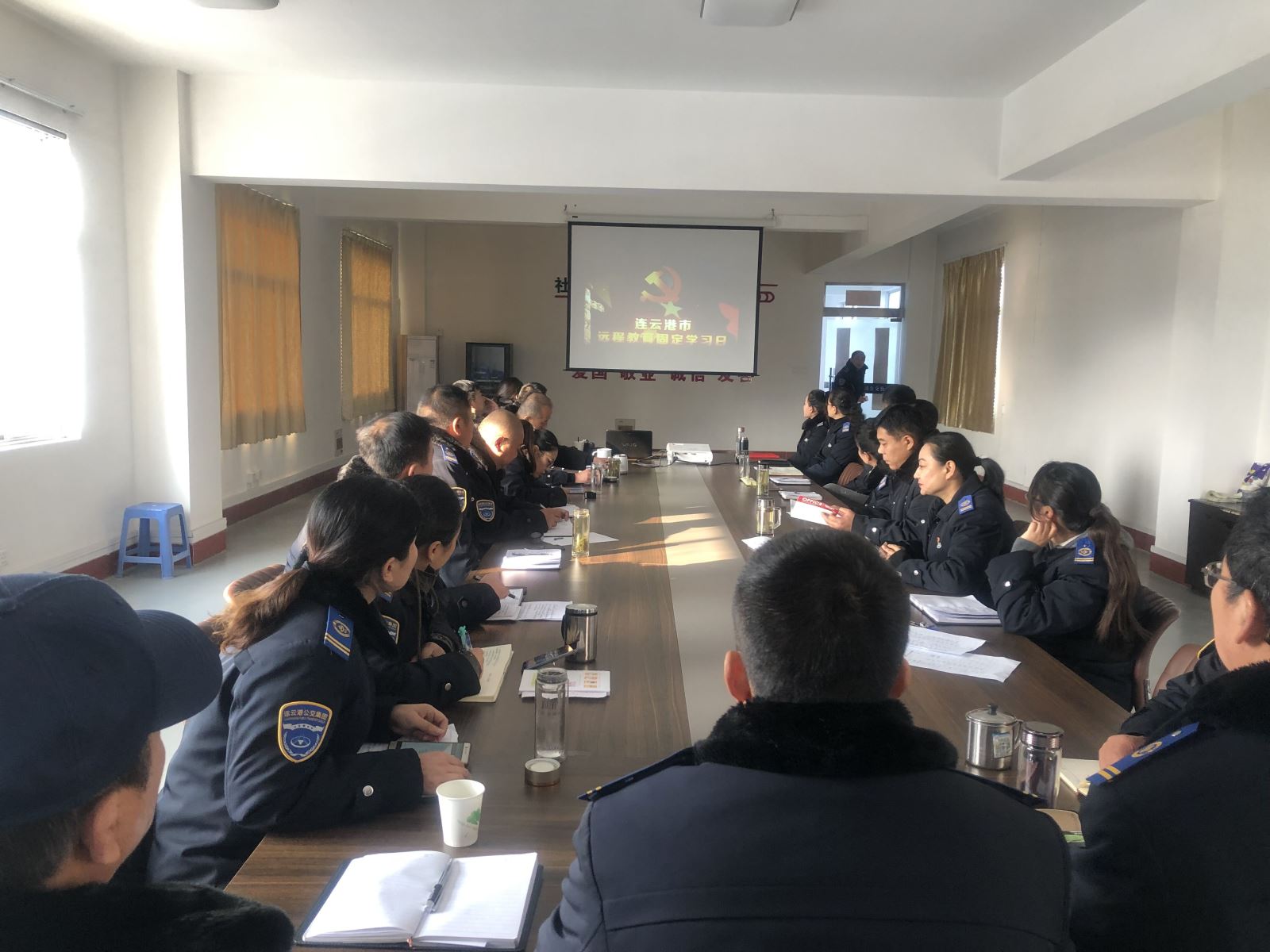 公交集團公交事業(yè)一部、公交事業(yè)二部組織觀看專題片《必由之路》