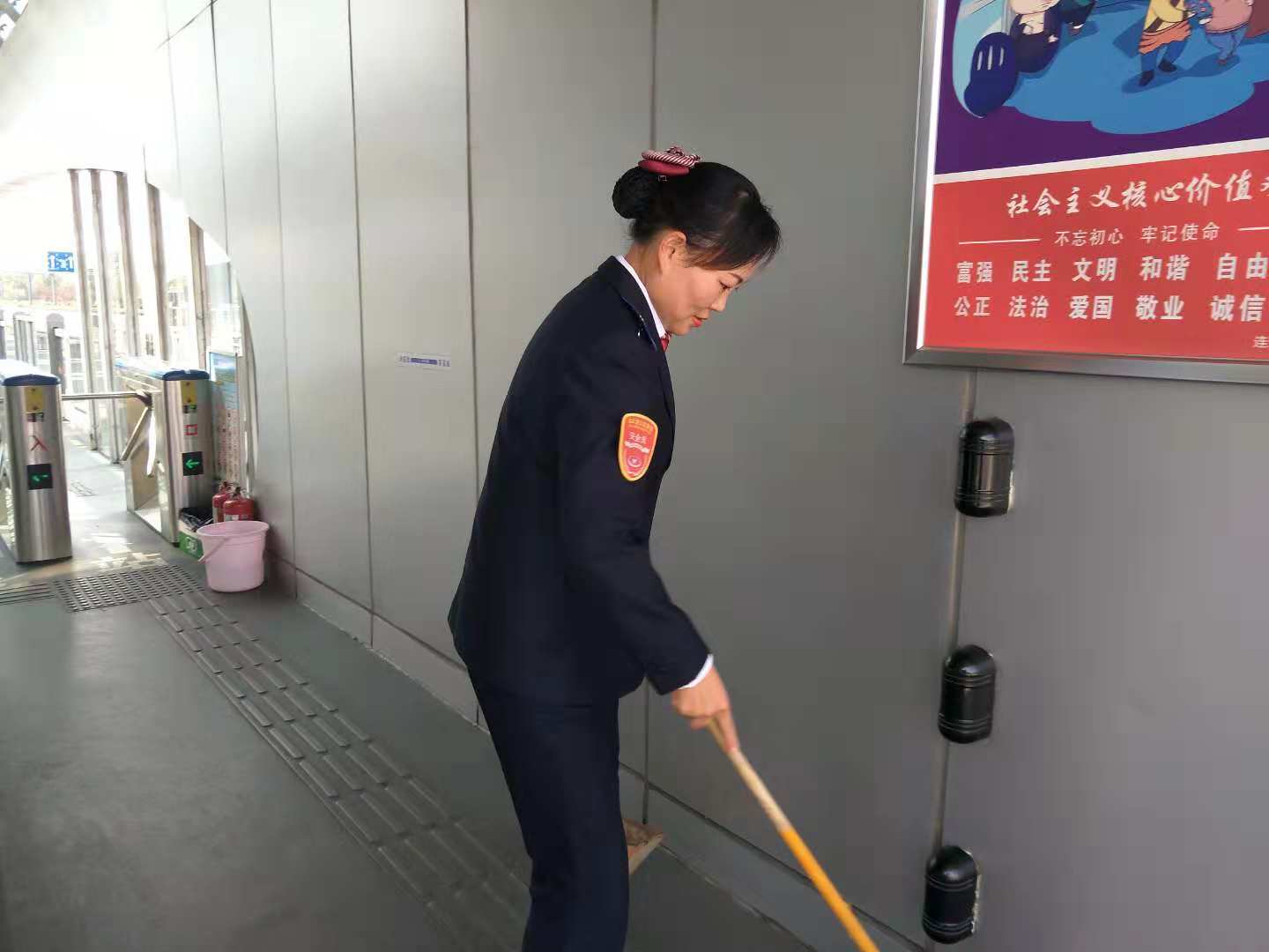 公交集團(tuán)快速公司站務(wù)員堅(jiān)守崗位為乘客服務(wù)