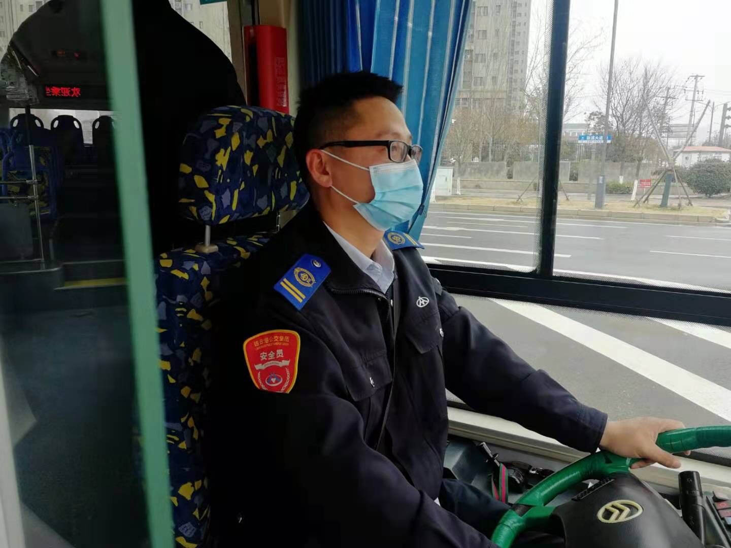 公交集團公交事業(yè)一部20路駕駛員成剛 拾金不昧受贊揚