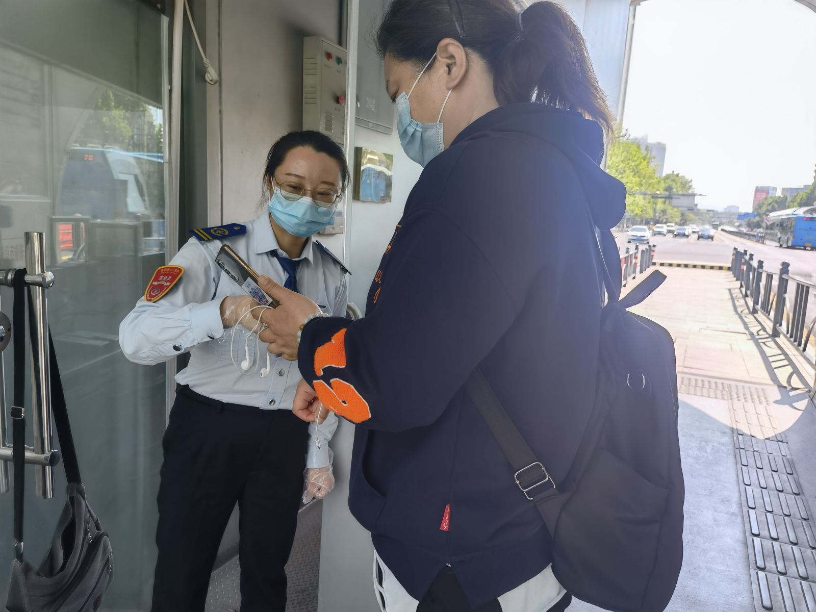 公交集團快速公交事業(yè)部站務員王慧、朱桂平接力找文件獲暖心點贊