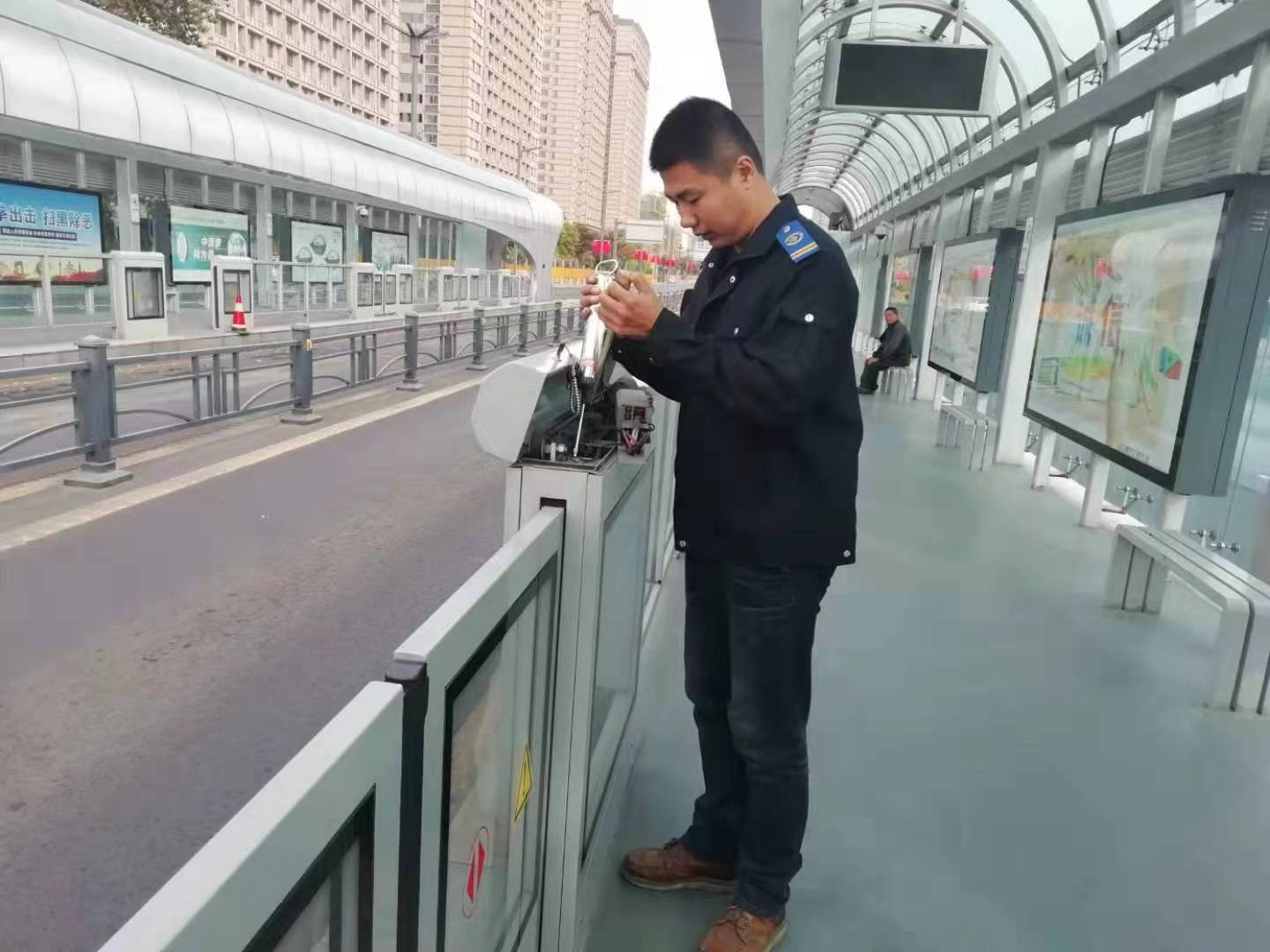 公交集團快速公交事業(yè)部開展站臺安全門保養(yǎng)工作