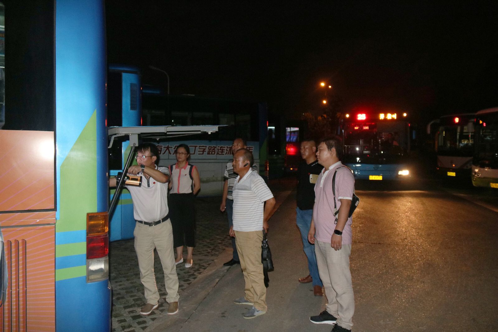 公交海州公司不畏高溫酷暑 夜查公交場站促安全生產(chǎn)