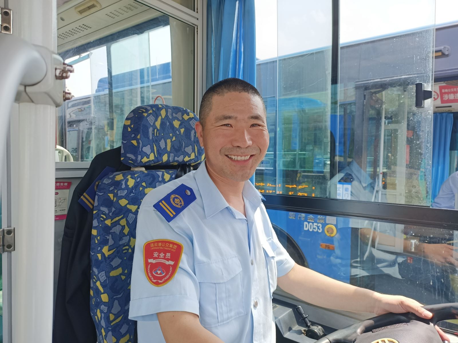 公交集團快速公交事業(yè)部駕駛員尹繼龍拾手機獲感謝