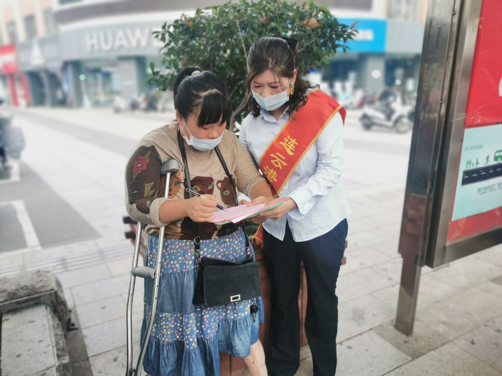 公交集團(tuán)開展關(guān)愛殘疾人無障礙安全文明出行及公交志愿服務(wù)活動