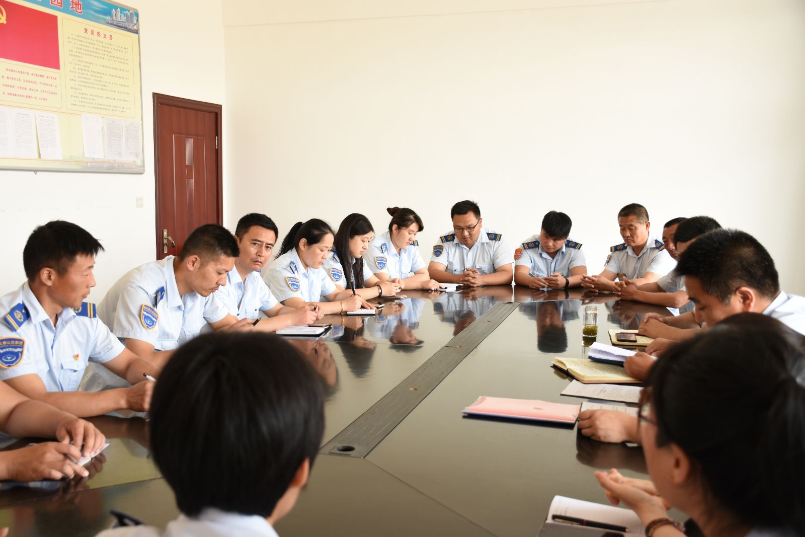 公交集團(tuán)東部公司召開“我與企業(yè)共成長(zhǎng)”討論會(huì)議