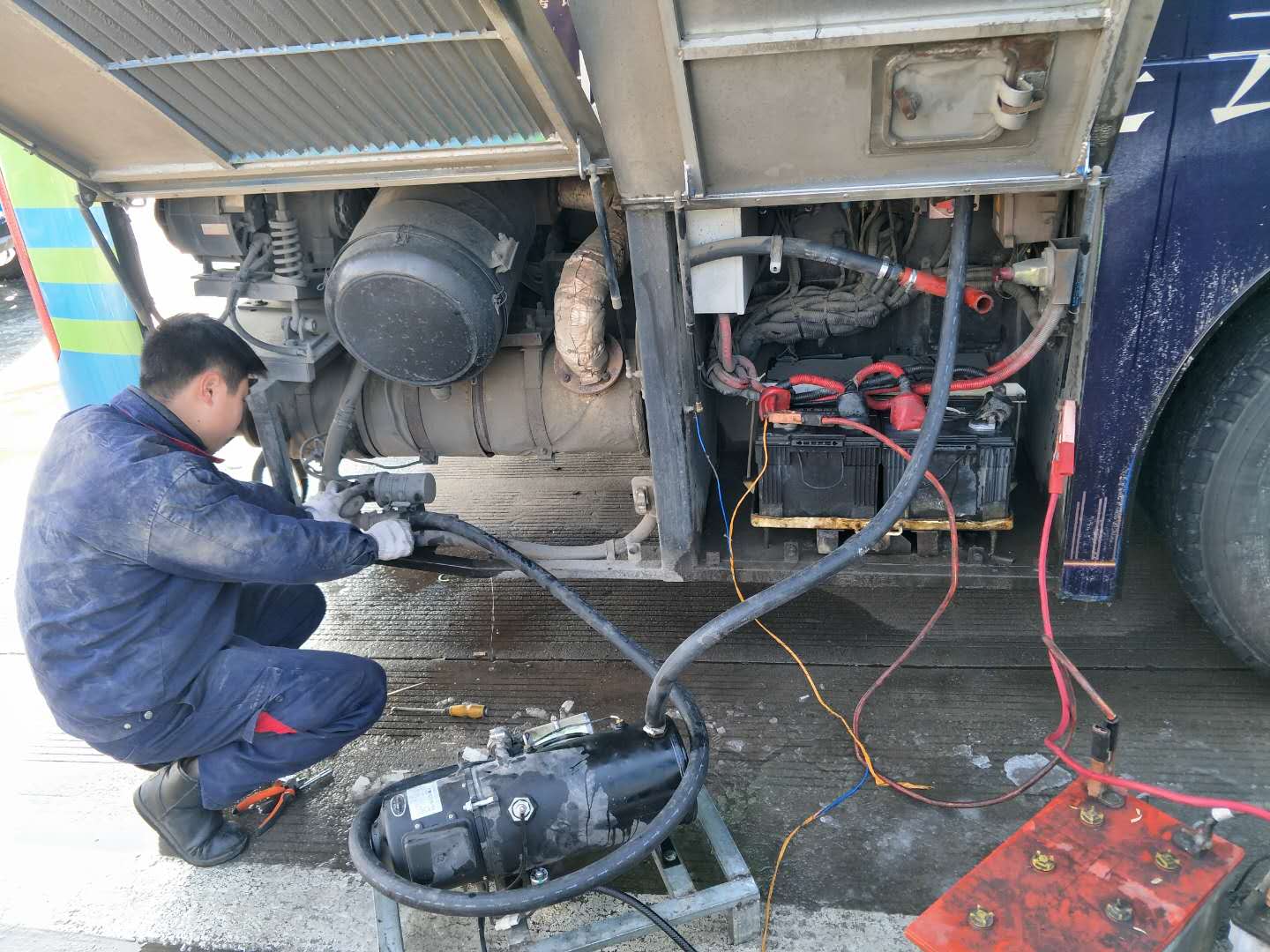 公交機(jī)務(wù)技術(shù)事業(yè)部雪天保障公交車輛安全出行