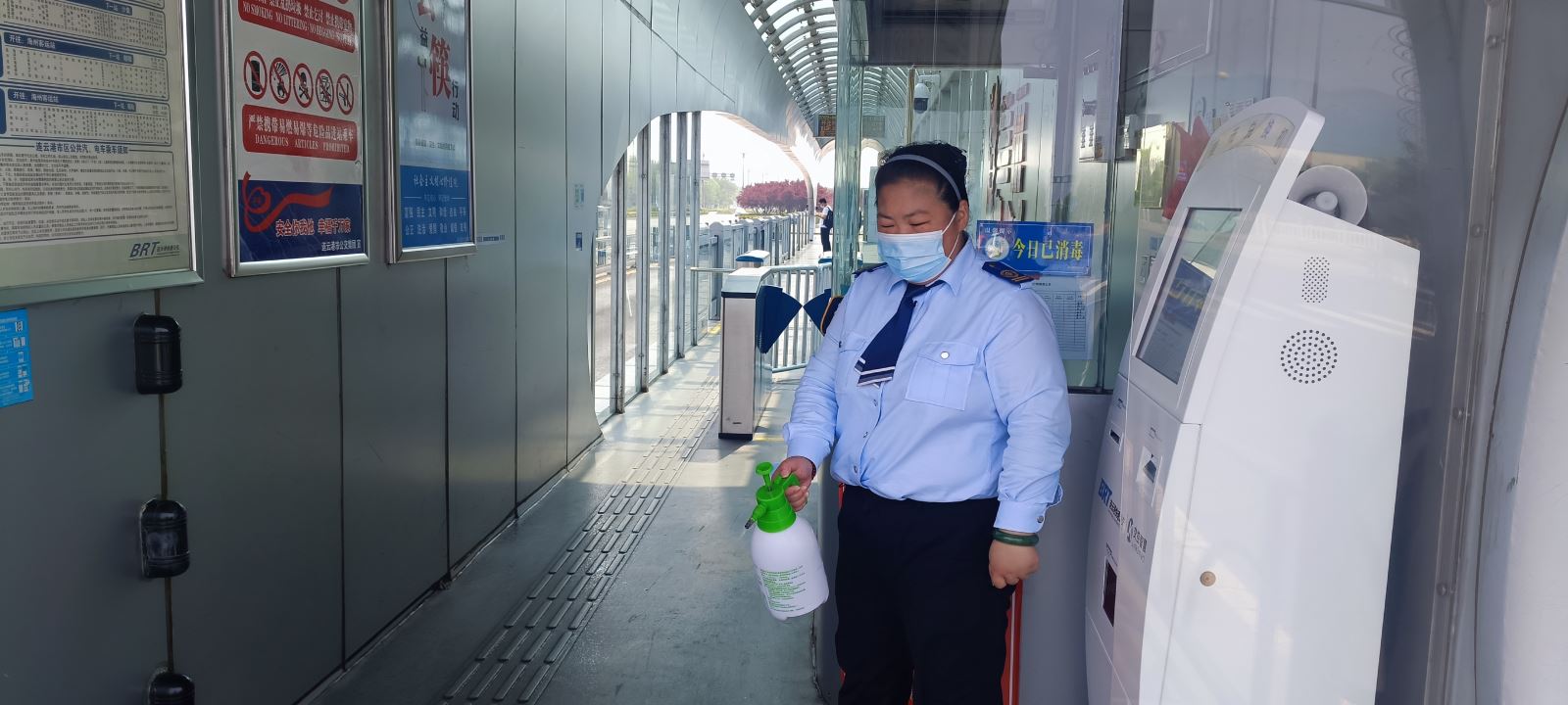 乘客身體不適，站務(wù)員暖心幫助 獲家屬連連道謝