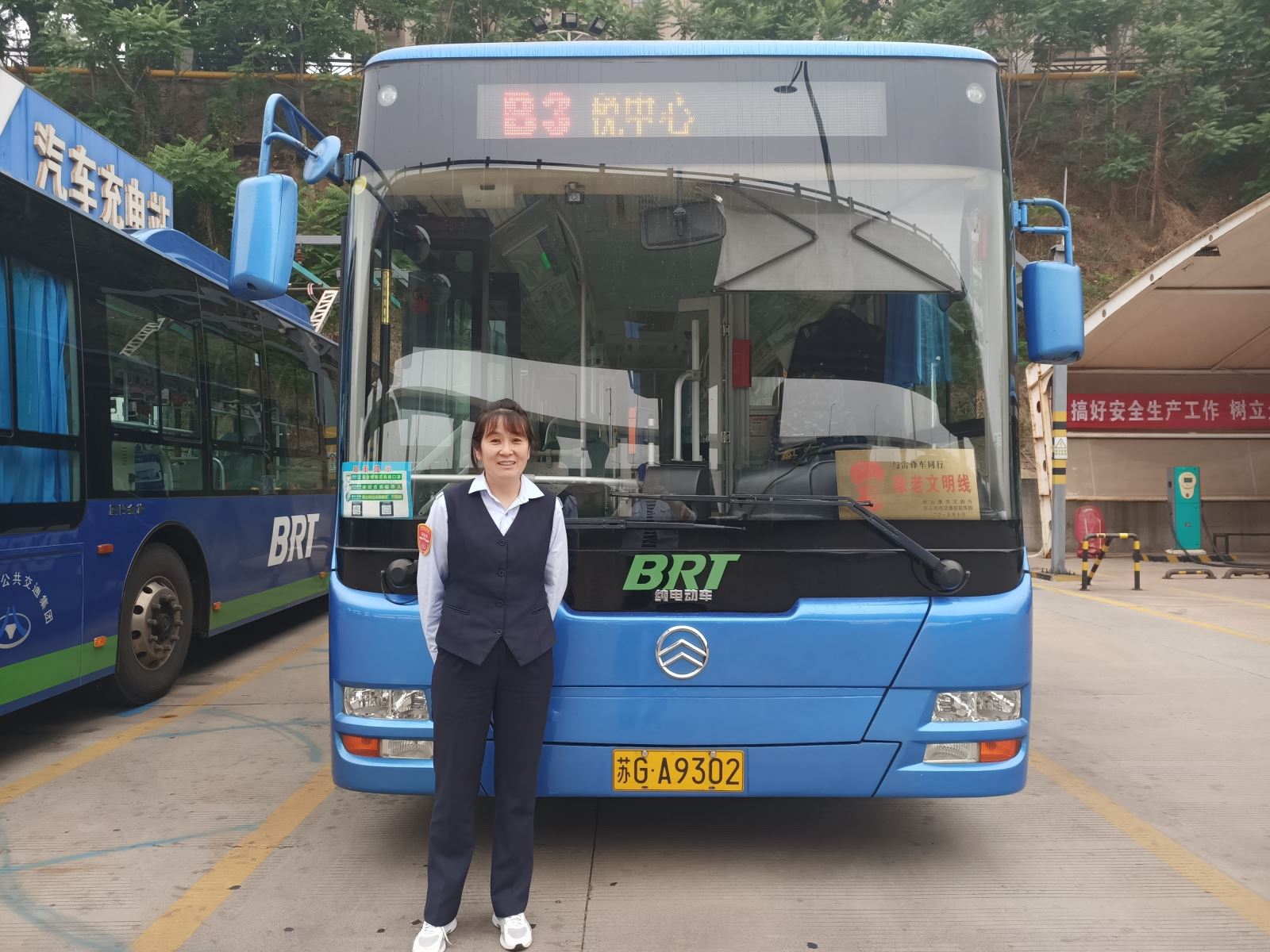 公交集團快速事業(yè)部駕駛員周建平撿書包獲感謝