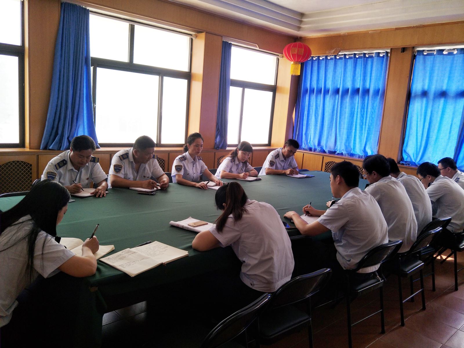 公交集團(tuán)佳連公司黨支部召開“振奮精神強(qiáng)堡壘、頑強(qiáng)拼搏謀跨越”會議