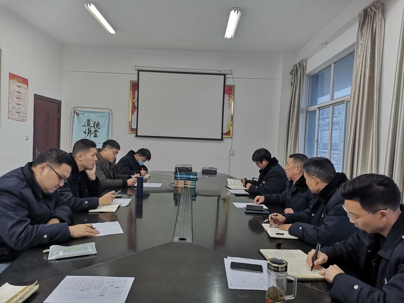 公交集團(tuán)公交事業(yè)二部召開(kāi)惡劣天氣應(yīng)急部署會(huì)議