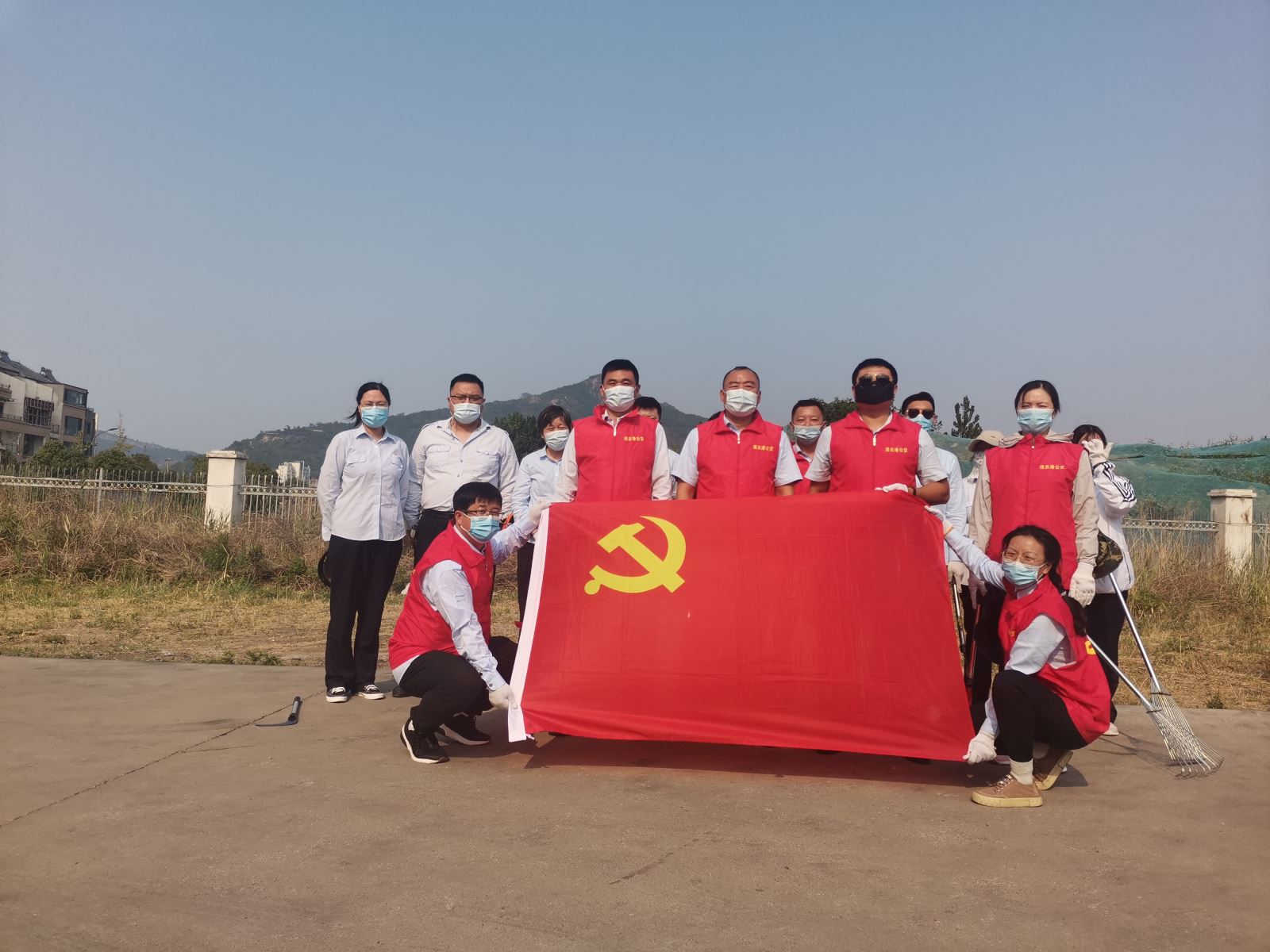 開展義務(wù)除草活動(dòng)，積極推進(jìn)創(chuàng)文工作