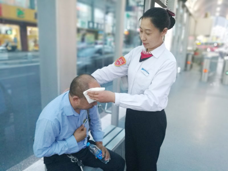 公交集團快速公司站務員熱心幫助生病老人獲稱贊