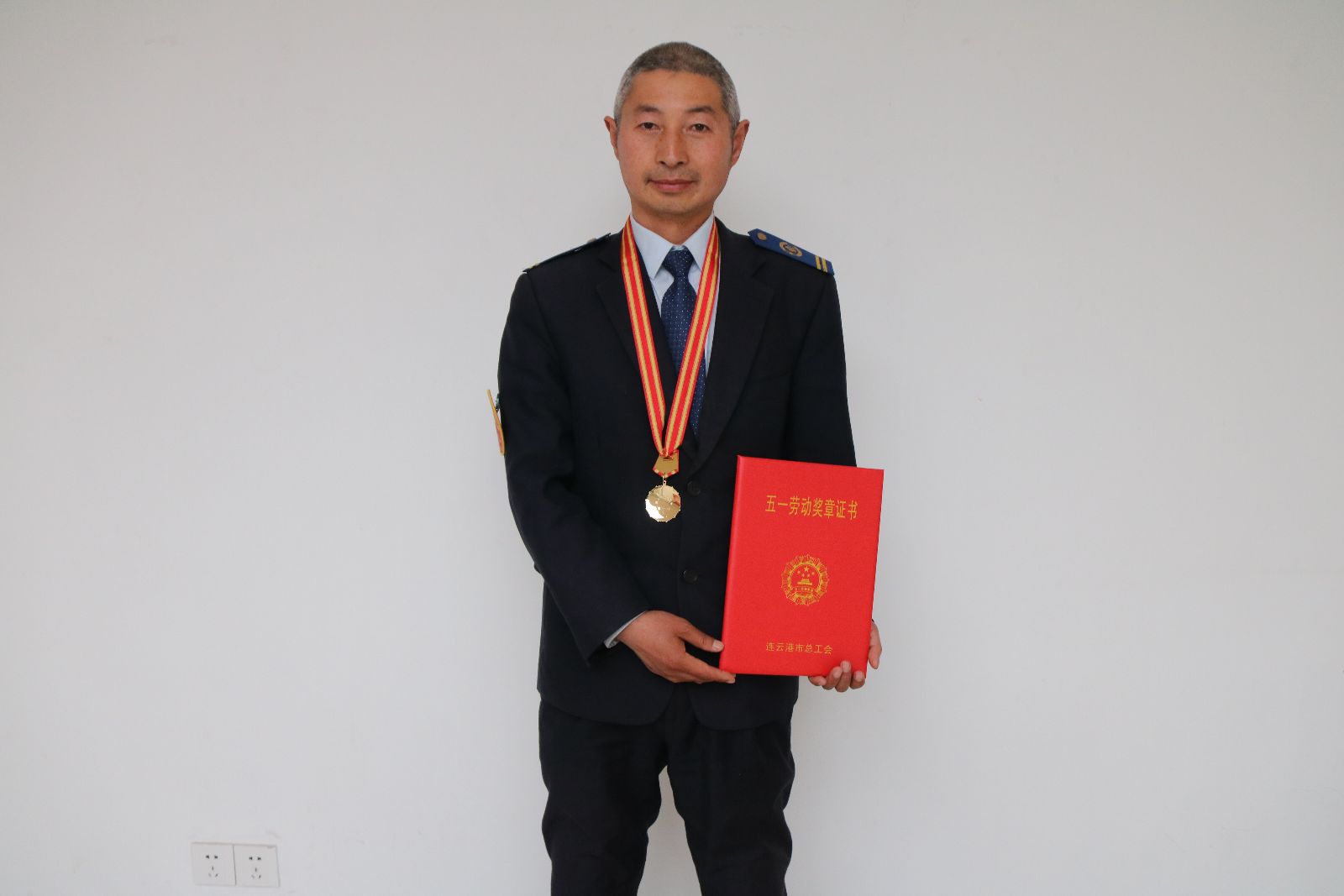 公交集團(tuán)駕駛員劉明榮獲連云港市五一勞動(dòng)獎(jiǎng)?wù)?/></a></em>
        <div>
        <span><a href=