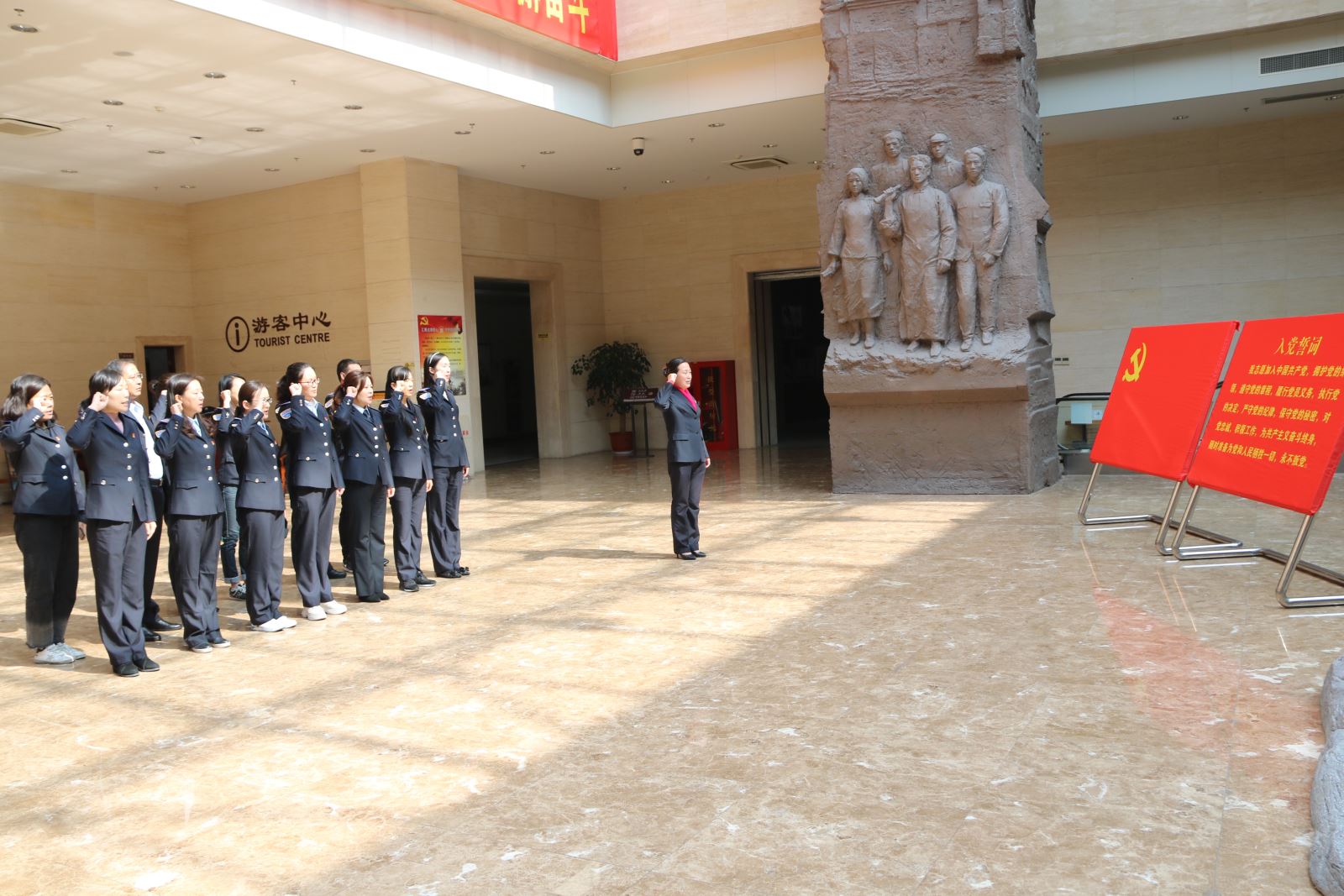 公交集團(tuán)機(jī)關(guān)黨總支開展“不忘初心，牢記使命“革命傳統(tǒng)教育——組織黨員參觀 市革命紀(jì)念館