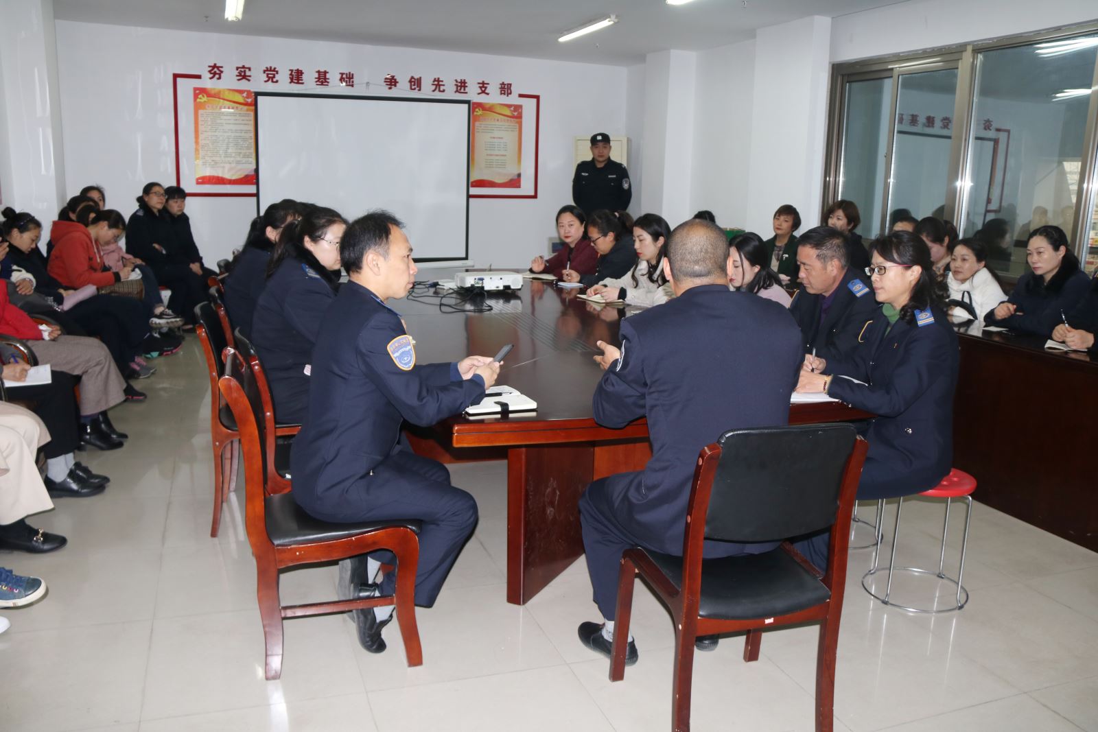 公交集團(tuán)快速公交事業(yè)部開展站務(wù)員危險(xiǎn)品檢查培訓(xùn)