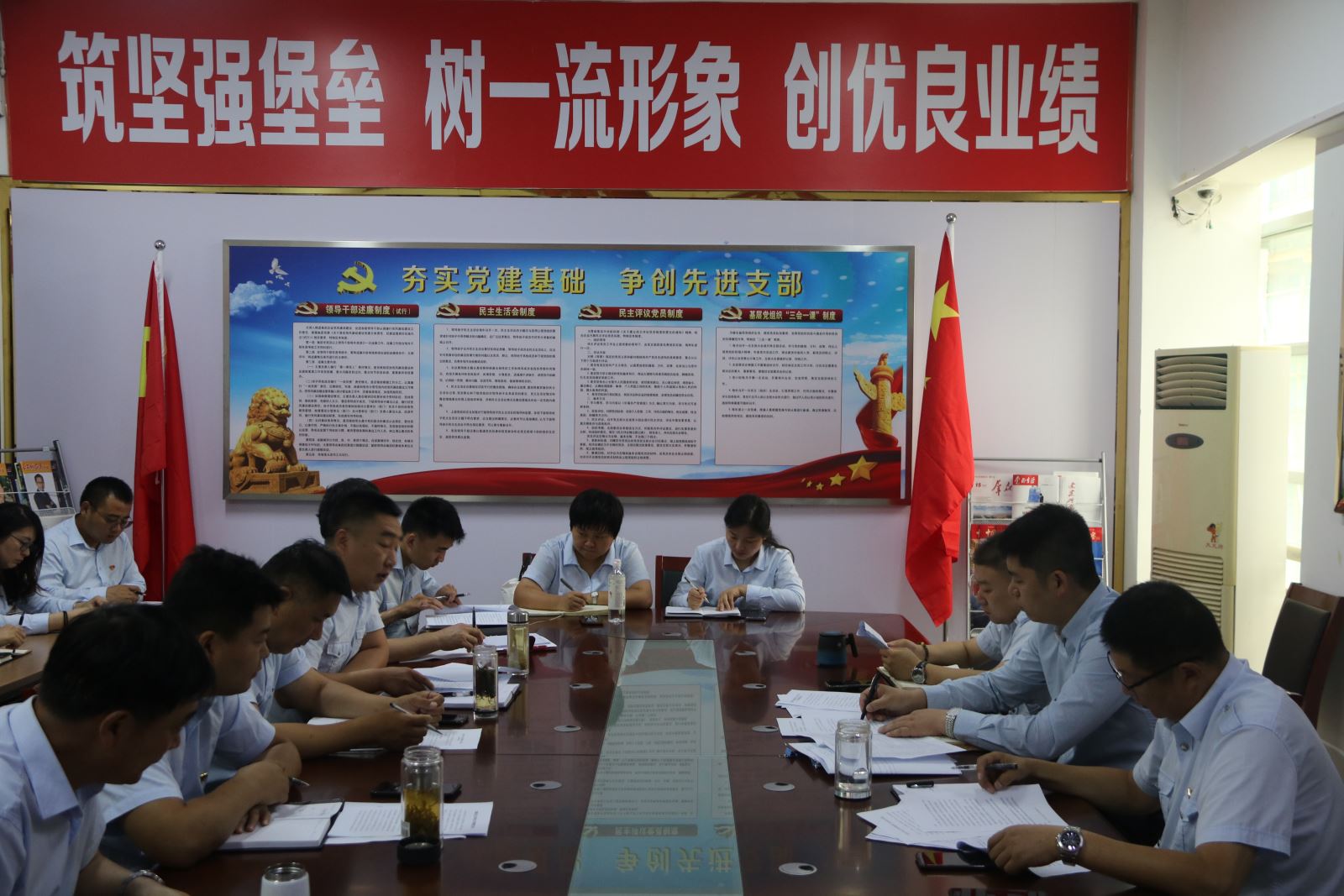 公交集團召開2020年上半年生產(chǎn)運營會