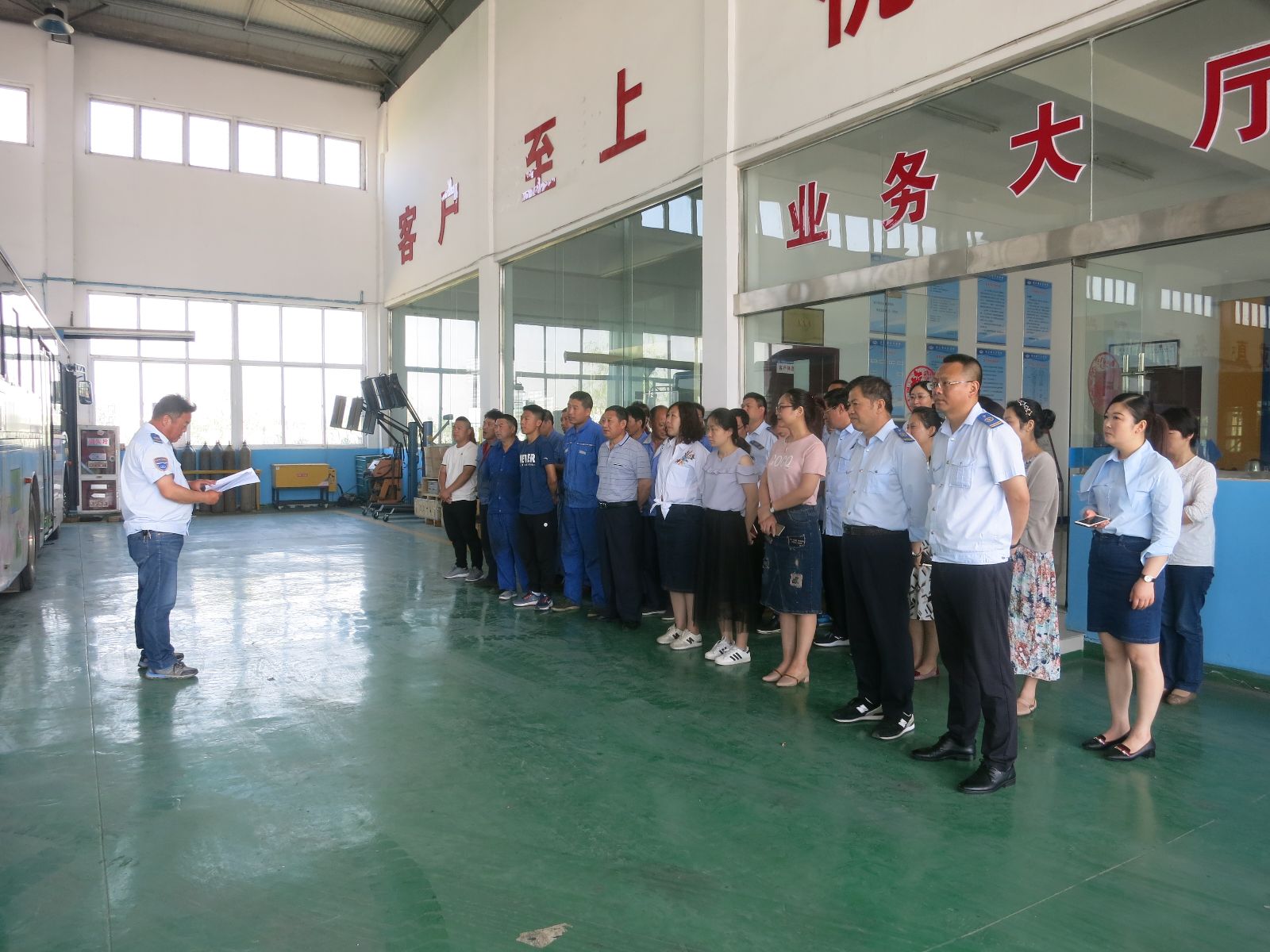 公交汽服公司開展2018年“安全生產(chǎn)月”動員會