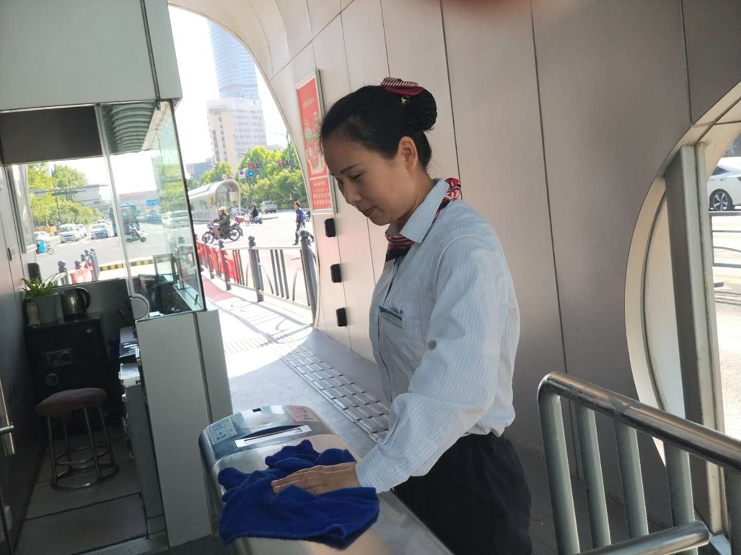 公交集團站務員堅守崗位助老人，優(yōu)質(zhì)服務暖人心