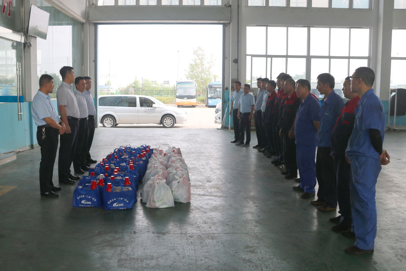 公交集團開展“關(guān)愛職工 夏送清涼” 慰問活動