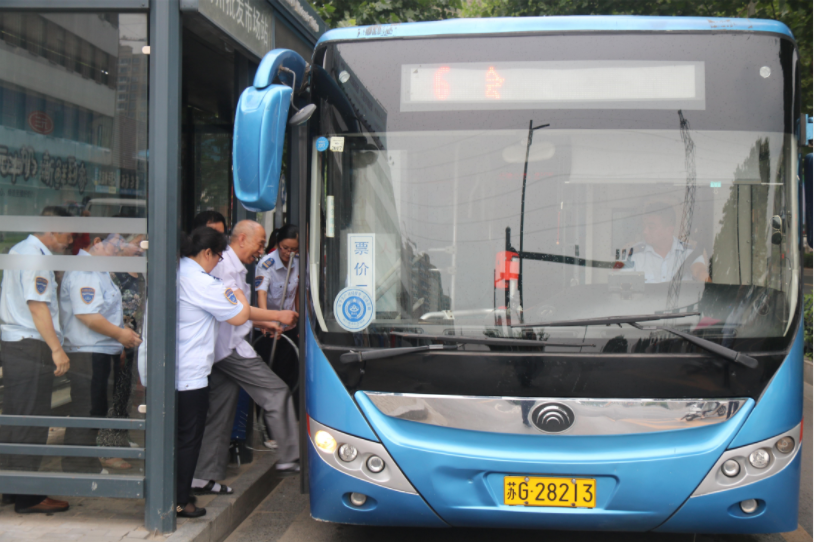 公交海州公司開(kāi)展黨員志愿服務(wù)活動(dòng)