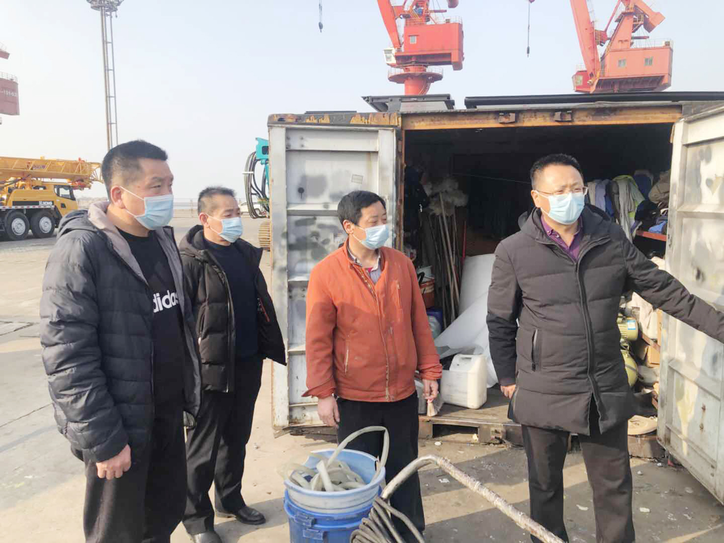 公交集團機務技術事業(yè)部領導班子集體，慰問港口服務一線人員