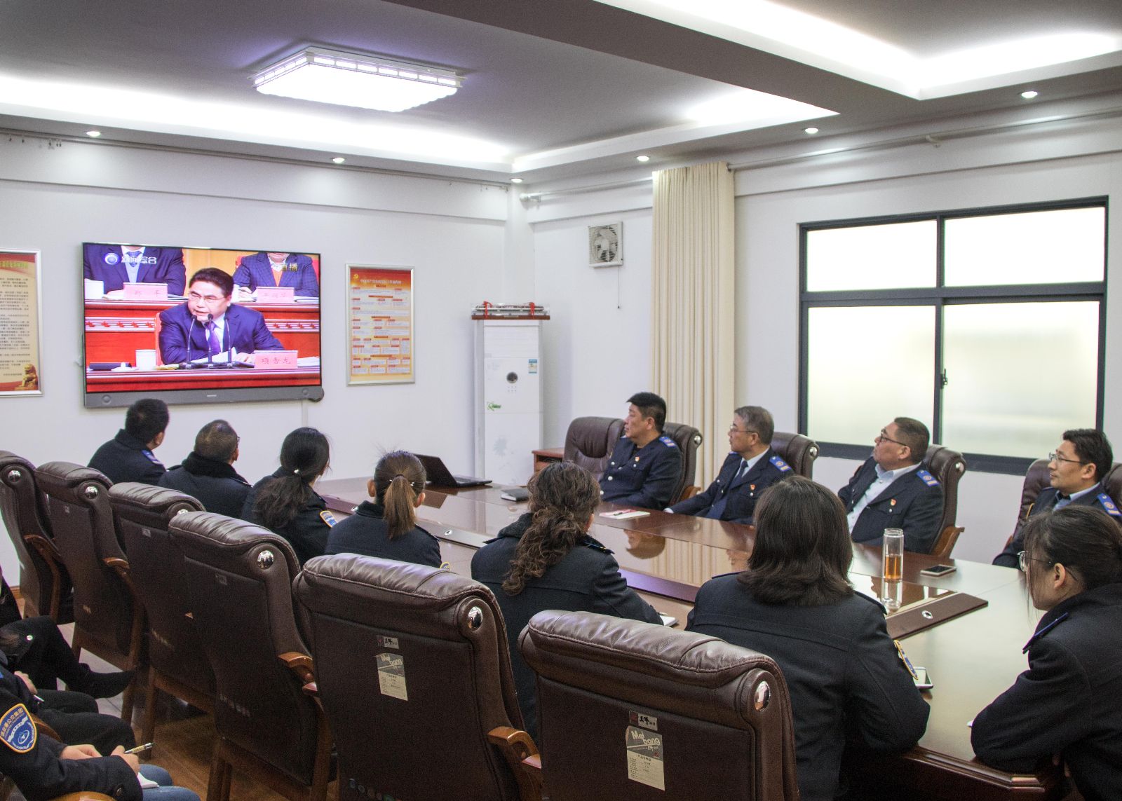 公交集團組織員工收看全市“高質(zhì)發(fā)展、后發(fā)先至”動員大會