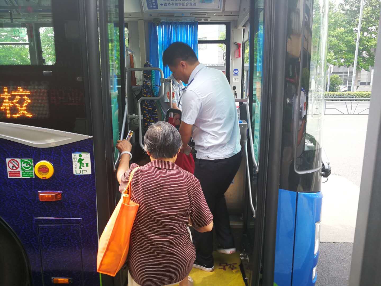 公交集團(tuán)全力做好“非標(biāo)三四輪車”集中整治行動期間公交線路運(yùn)營調(diào)整保障工作