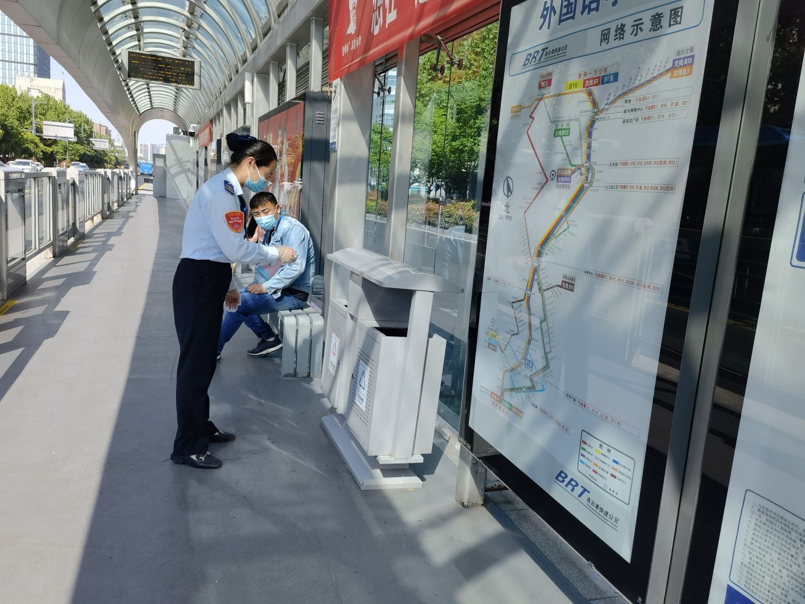 快速公交事業(yè)部站務(wù)員王慧、田玲幫助乘客找到丟失的物品獲感謝