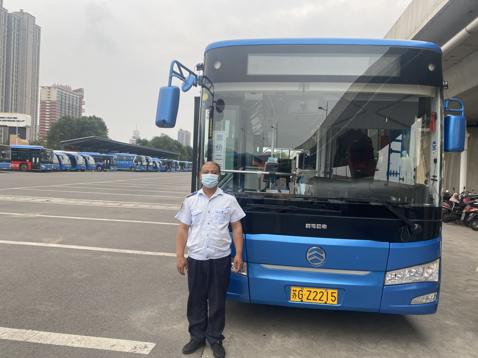 公交集團(tuán)公交事業(yè)二部游5路駕駛員路成及時歸還乘客丟失的手機(jī)